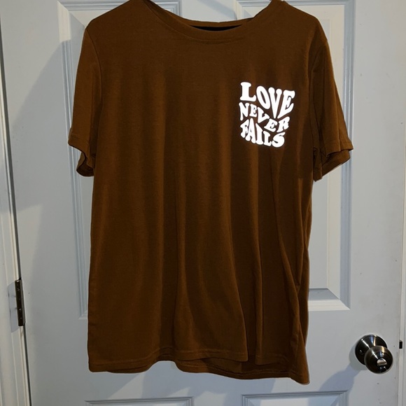 Tops - Love never fails T-shirt
